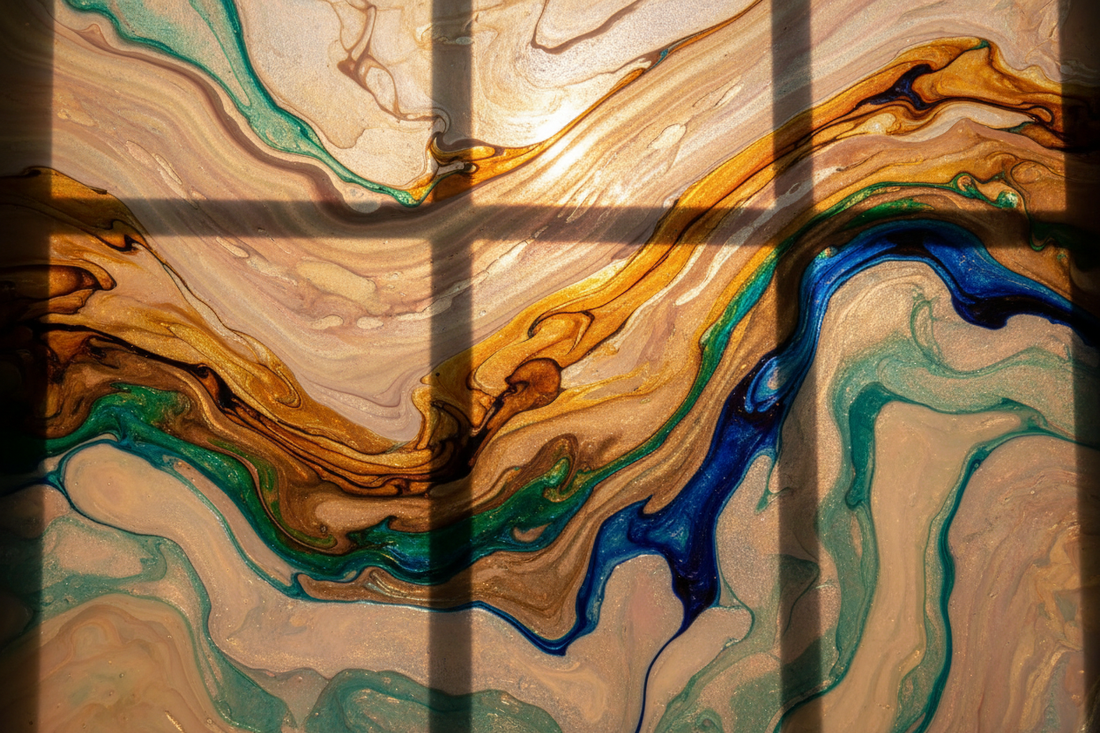 Close-up van opalescent glas met melkachtige doorschijnendheid en meerdere kleuren