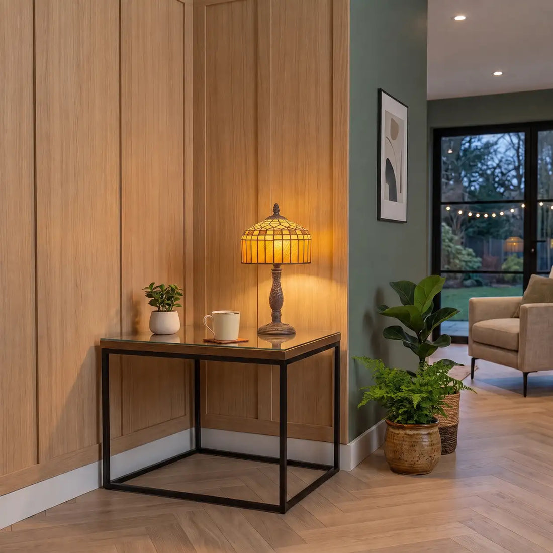 Tiffany tafellamp 7001 met geometrische kap in amber en crème op een sidetable in een moderne woonkamer | RORUVERA