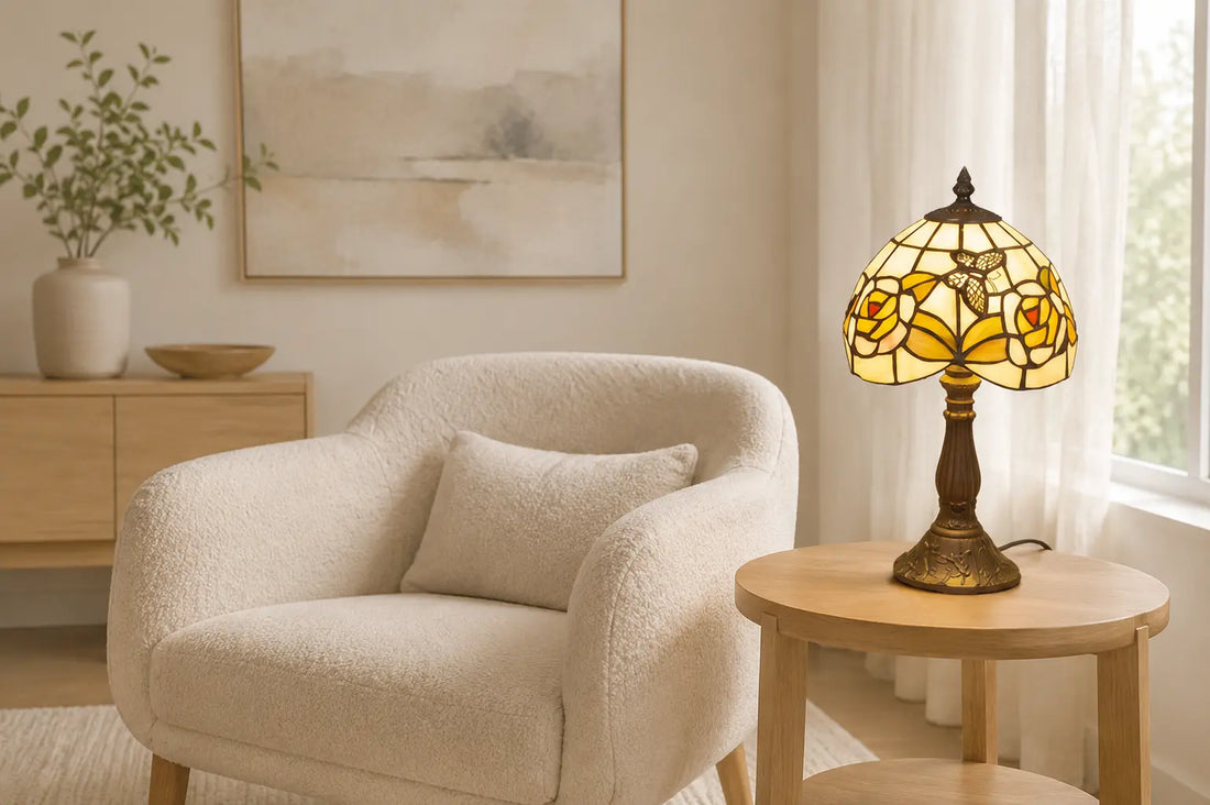 Brandende Tiffany tafellamp 7002 van glas-in-lood met crème-amber bloemmotief op een  lichte bijzettafel in een lichte, moderne woonkamer | RORUVERA