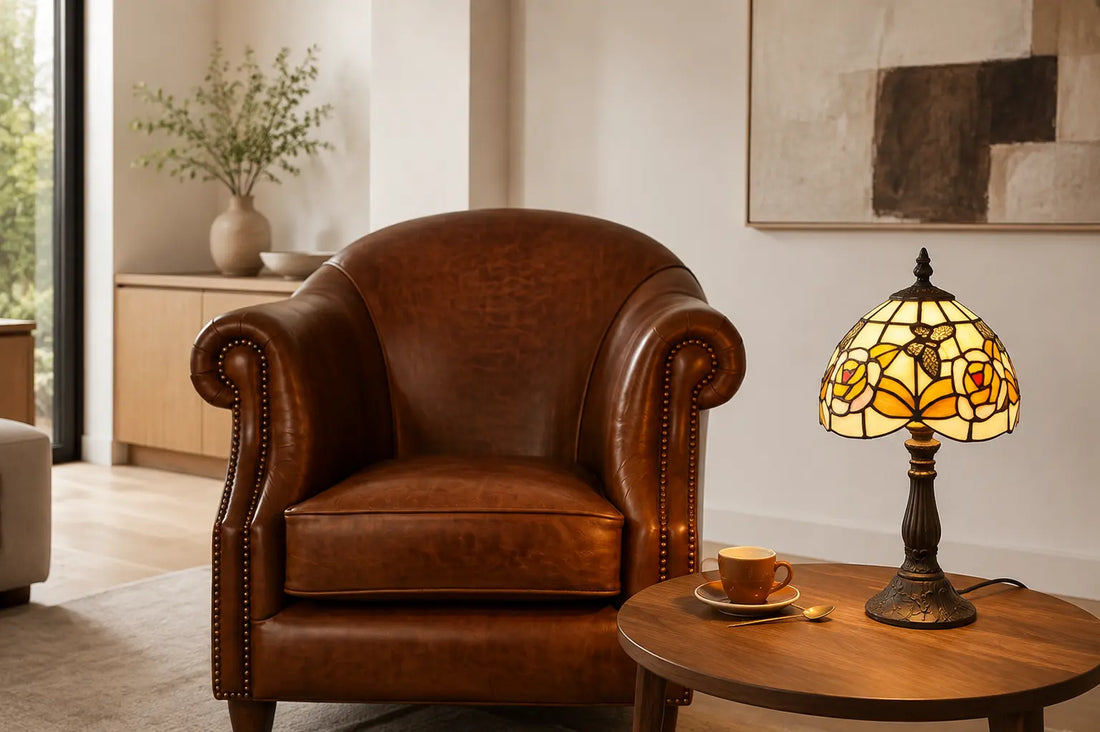 Brandende Tiffany tafellamp 7002 van glas-in-lood met crème-amber bloemmotief op een bijzettafel in een klassiek en lichte woonkamer | RORUVERA
