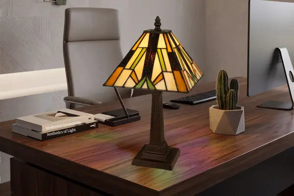 Tiffany tafellamp Art. 7014 brandend op een houten bureau in een modern kantoor met bureaustoel en computer | RORUVERA