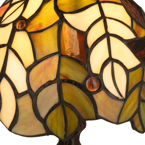 Detail Tiffany tafellamp herfst en bladeren van glas in lood in crème-, groen- en amber­tinten
