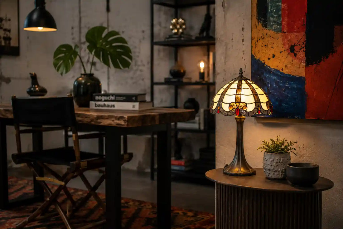 Tiffany tafellamp met crème glas-in-lood kap en gekleurde glasaccenten op een houten sidetable in een industrieel interieur met abstracte kunst, betonlook en designmeubels| RORUVERA
