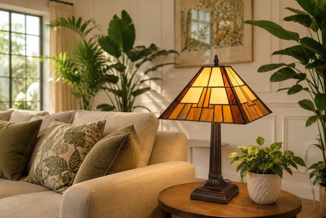 Tiffany tafellamp met geometrische kap in warme amber- en crèmetinten op een houten bijzettafel in een lichte woonkamer | RORUVERA
