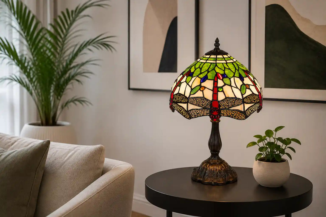 Tiffany tafellamp met groen libellenmotief en kleurrijke glasaccenten in een lichte moderne woonkamer met kleine planten en abstracte schilderijen aan de wand | RORUVERA