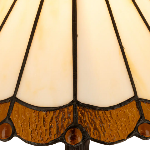 Detail Tiffany tafellamp klassiek rustig van glas in lood in crème-, amber- en bruintinten