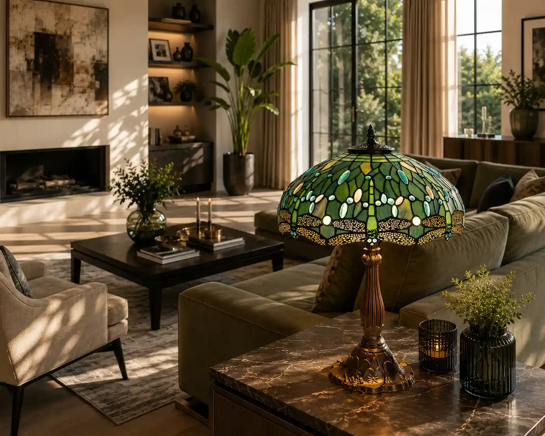 Tiffany tafellamp staat prominent in een ruime, moderne woonkamer met grote ramen, strakke meubels, een royale groene bank, abstracte kunst en enkele grote planten. De klassieke vorm en gedetailleerde libellenkap vormen een opvallend contrast met het rustige moderne interieur. Door de overeenkomstige groentinten blijft het geheel tegelijkertijd harmonieus | RORUVERA