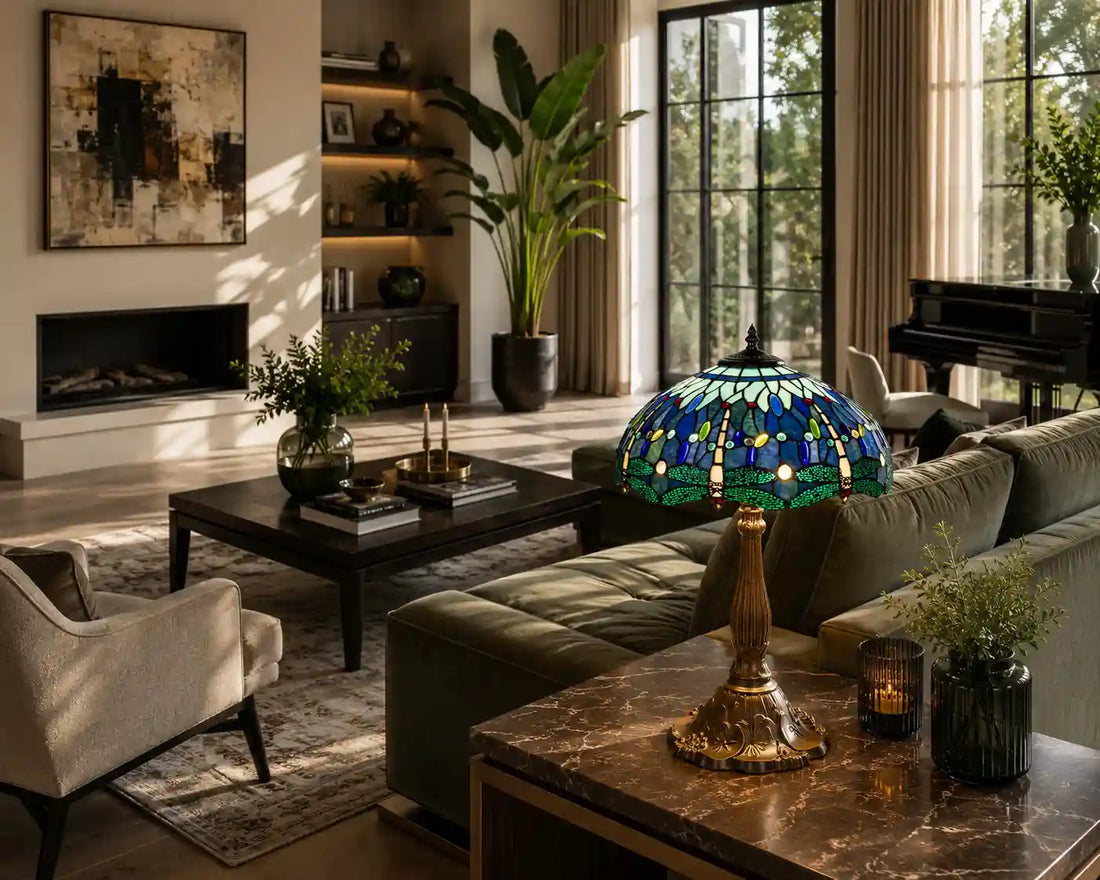 Tiffany tafellamp met blauw-groene libellenkap in een ruime moderne woonkamer met groene bank, grote ramen, moderne meubels en veel natuurlijk licht | RORUVERA