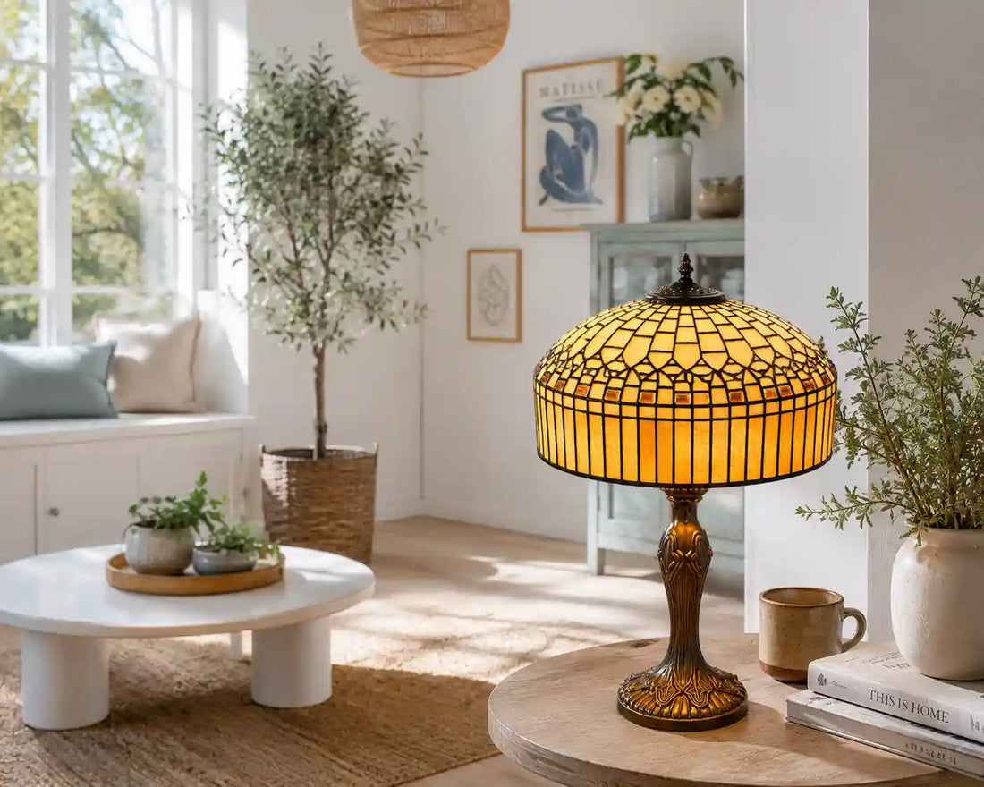 Goudgele Tiffany tafellamp in lichte moderne woonkamer met natuurlijke materialen, planten en veel daglicht | RORUVERA