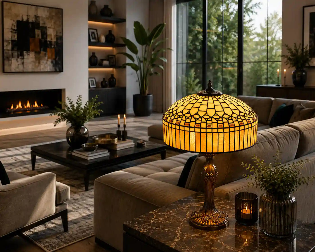 Tiffany tafellamp met geometrische goudgele glas-in-loodkap in een ruime moderne woonkamer | RORUVERA