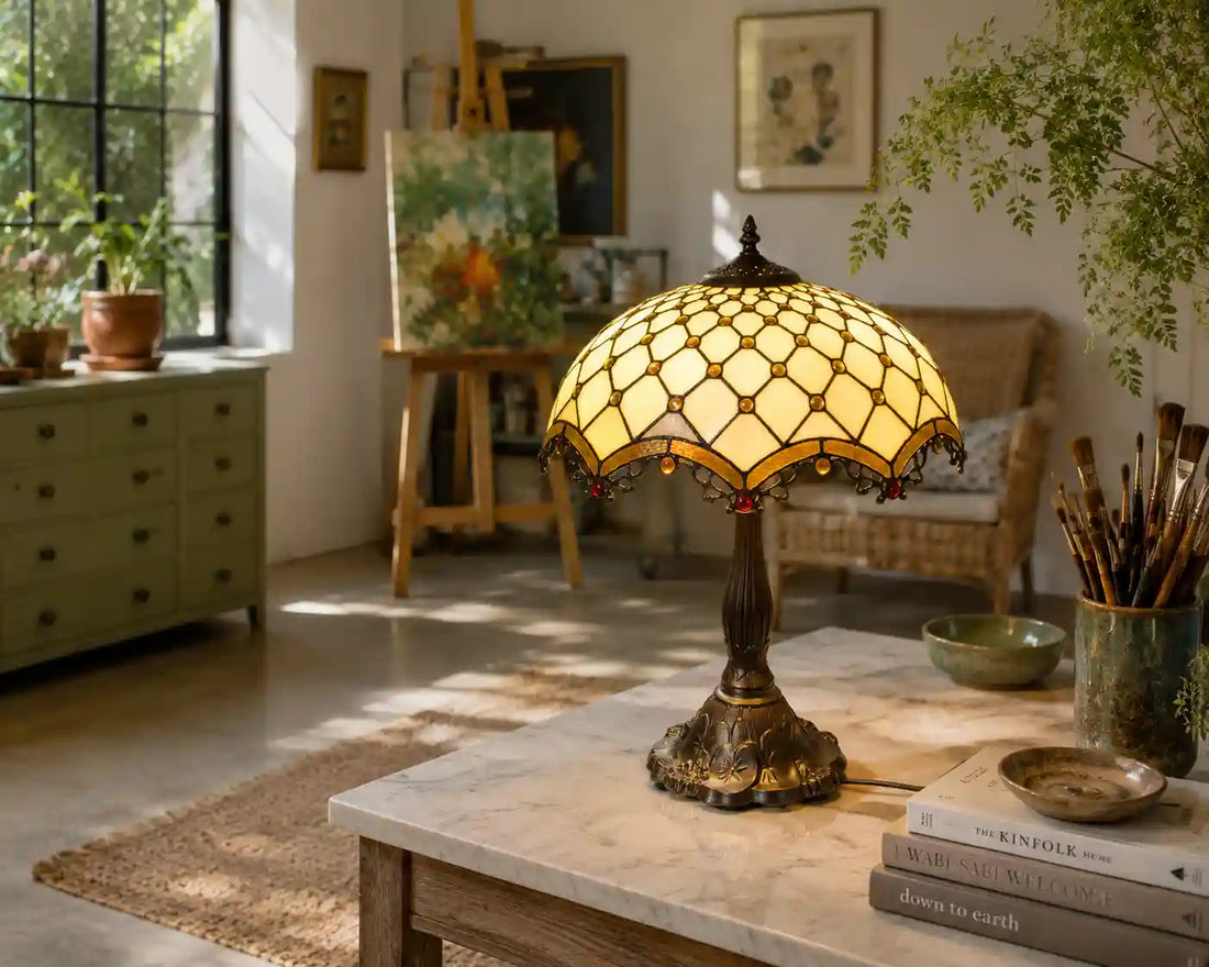 Tiffany tafellamp met crème en amberkleurig glas-in-lood in lichte artistieke woonstudio met planten en zonlicht | RORUVERA