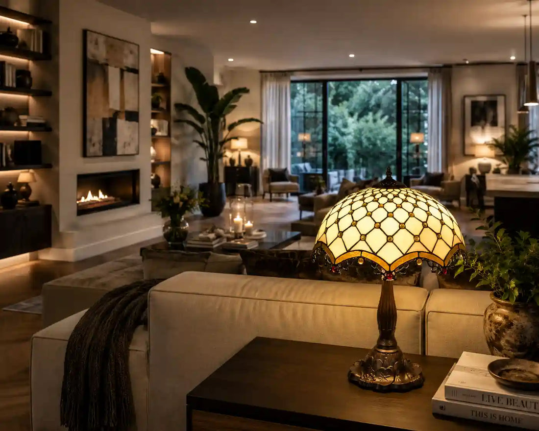Tiffany tafellamp met crème glas-in-loodkap en amberkleurige accenten in een grote moderne woonkamer | RORUVERA