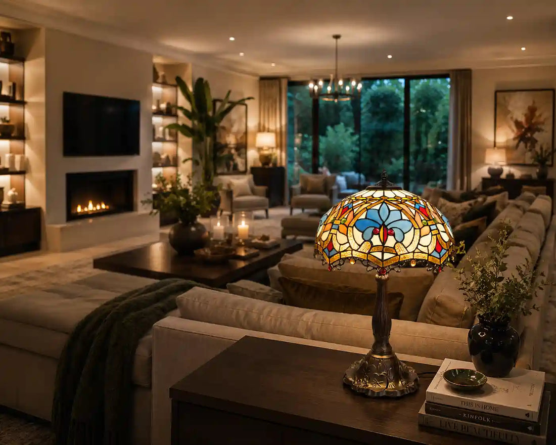 Kleurrijke Tiffany tafellamp met blauw, amber, rood en groen glas-in-lood in een grote moderne woonkamer | RORUVERA