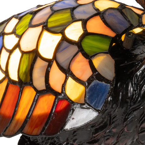 Detail Tiffany reigerlamp van glas in lood in groen-, amber-, crème- en blauwtinten