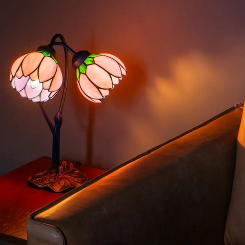 Tiffany Tischlampe mit zwei Blütenknospen – Lachsrosa & Grün – H 40 cm (Art. 7072)