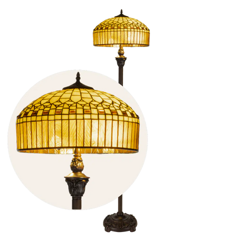 Grote Roruvera Tiffany staande lamp geometrisch van glas in lood in crème-, amber- en goudtinten, brandend