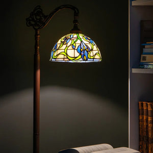 Tiffany vloerlamp Blauwe Bloemen met Gebogen Arm – Crèmegeel, Blauw & Groen – H 177 cm (Art. 7256)