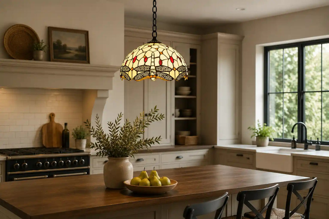 Tiffany hanglamp met crème glas en libellenmotief boven een ruim houten kookeiland | RORUVERA