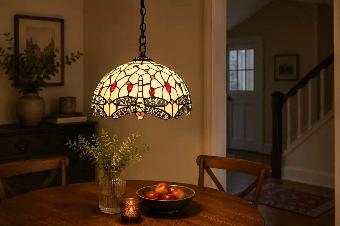 Tiffany hanglamp met crème glas, rode accenten en libellenmotief boven een compacte houten eettafel | RORUVERA