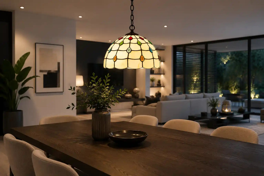 Tiffany hanglamp met crème glas en gekleurde accenten boven een grote eettafel in een moderne woonkamer | RORUVERA