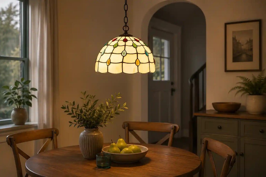 7401 - Tiffany hanglamp met crème glas, rode accenten en libellenmotief boven een compacte houten eettafel | RORUVERA