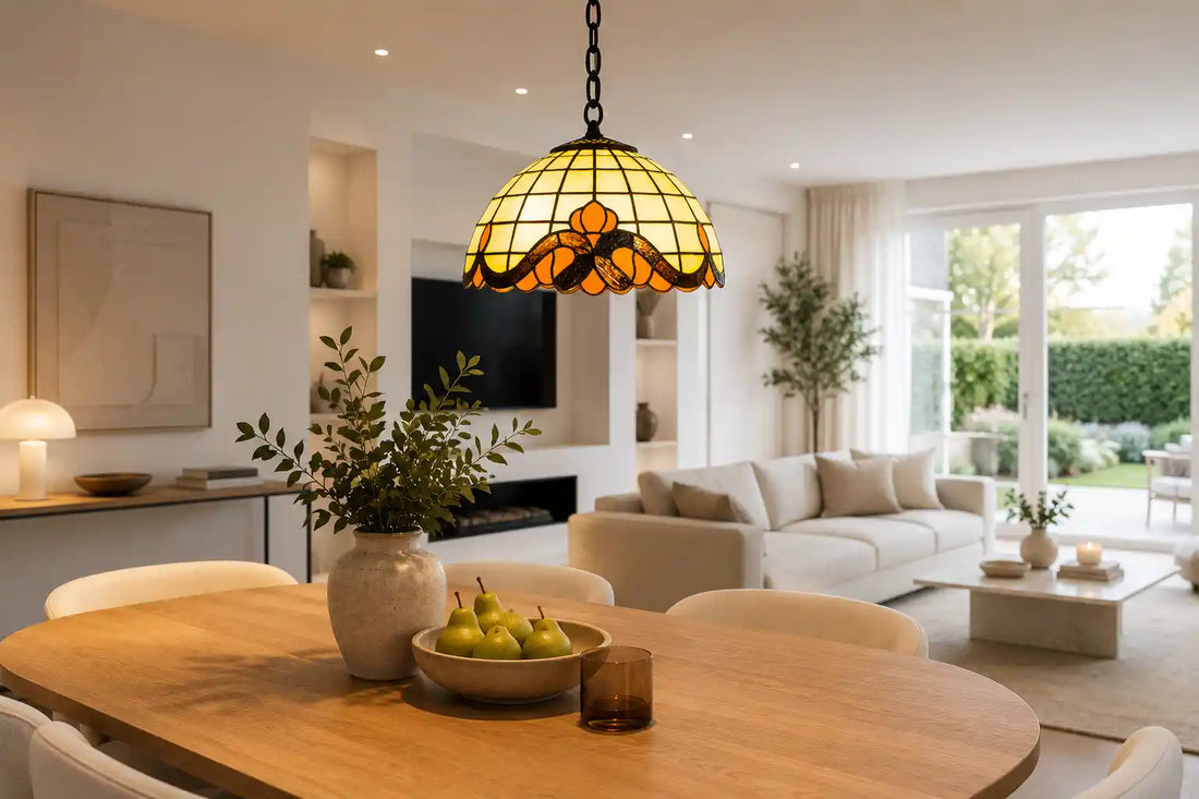 7402 - Tiffany hanglamp met crème glas en amberkleurige ornamentrand boven een grote eettafel in een lichte moderne woonkamer| RORUVERA