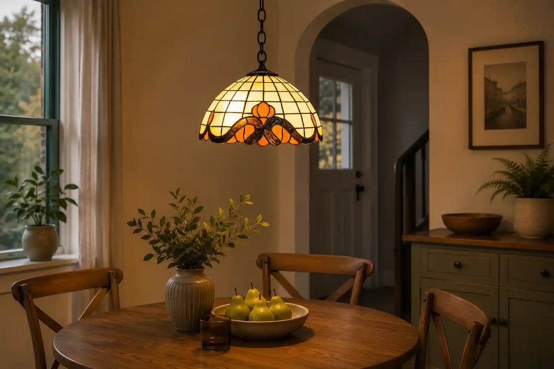 7402 - Tiffany hanglamp met crème glas en amberkleurige ornamentrand boven een ronde houten eettafel | RORUVERA