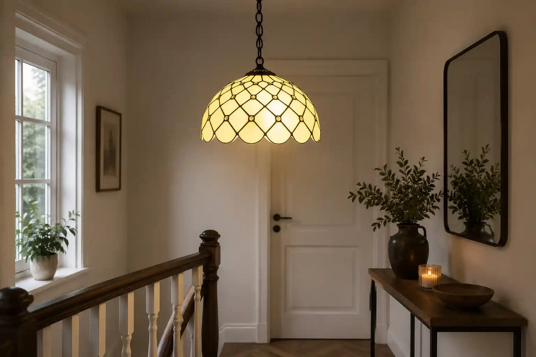 7403 - Tiffany hanglamp met crème glas en parelaccenten boven een lichte overloop met houten balustrade | RORUVERA