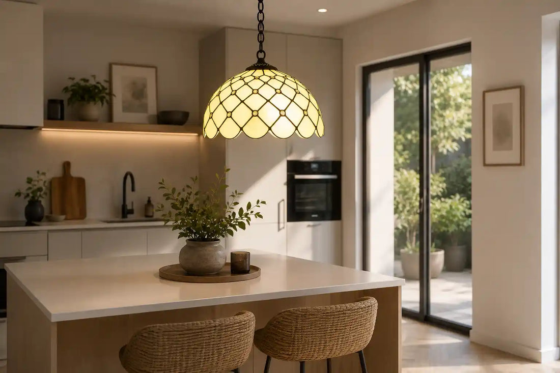 7403 - Tiffany hanglamp met fijn ruitpatroon en parelaccenten boven een modern licht kookeiland | RORUVERA
