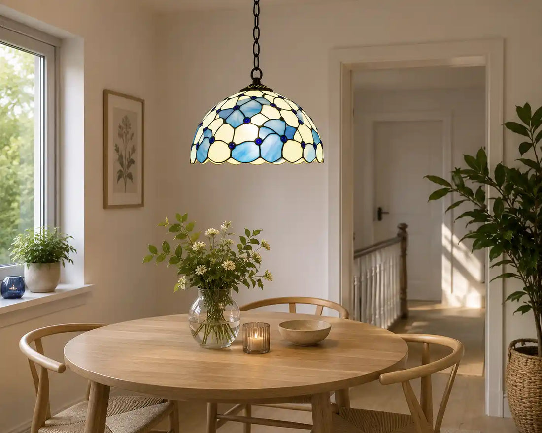 7404 - Tiffany hanglamp met blauwe bloemaccenten en crème glas boven een lichte ronde eettafel | RORUVERA