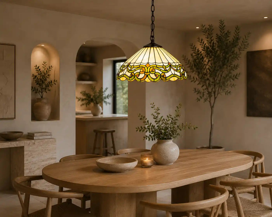 7405 - Tiffany hanglamp met crème glas en groen Art Nouveau-krulmotief boven een ovale eiken eettafel in een modern organisch interieur | RORUVERA