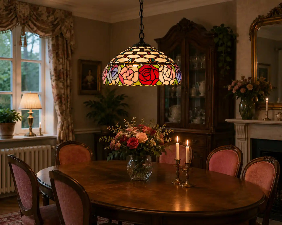 7407 - Tiffany hanglamp met kleurrijk rozenmotief boven een klassieke houten eettafel in een sfeervolle eetkamer | RORUVERA