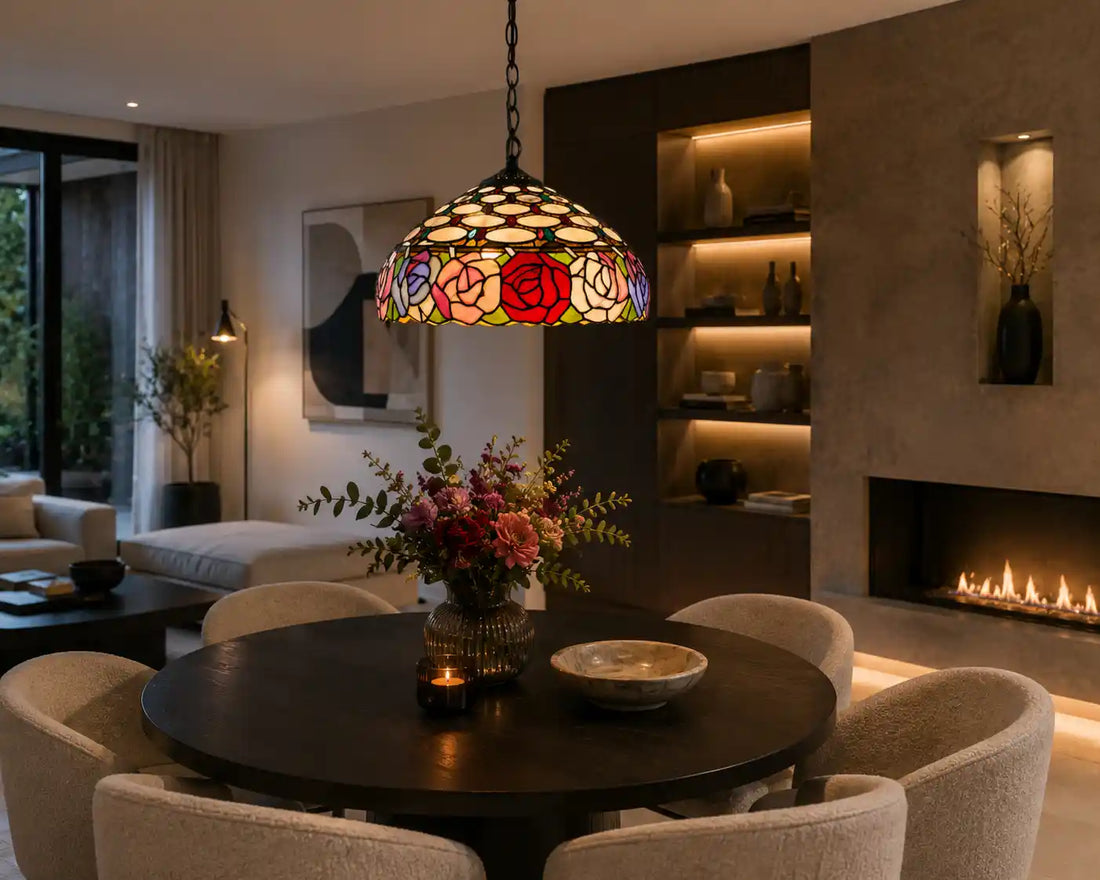 7407 - Tiffany hanglamp met kleurrijk rozenmotief boven een ronde zwarte eettafel in een moderne woonkamer | RORUVERA
