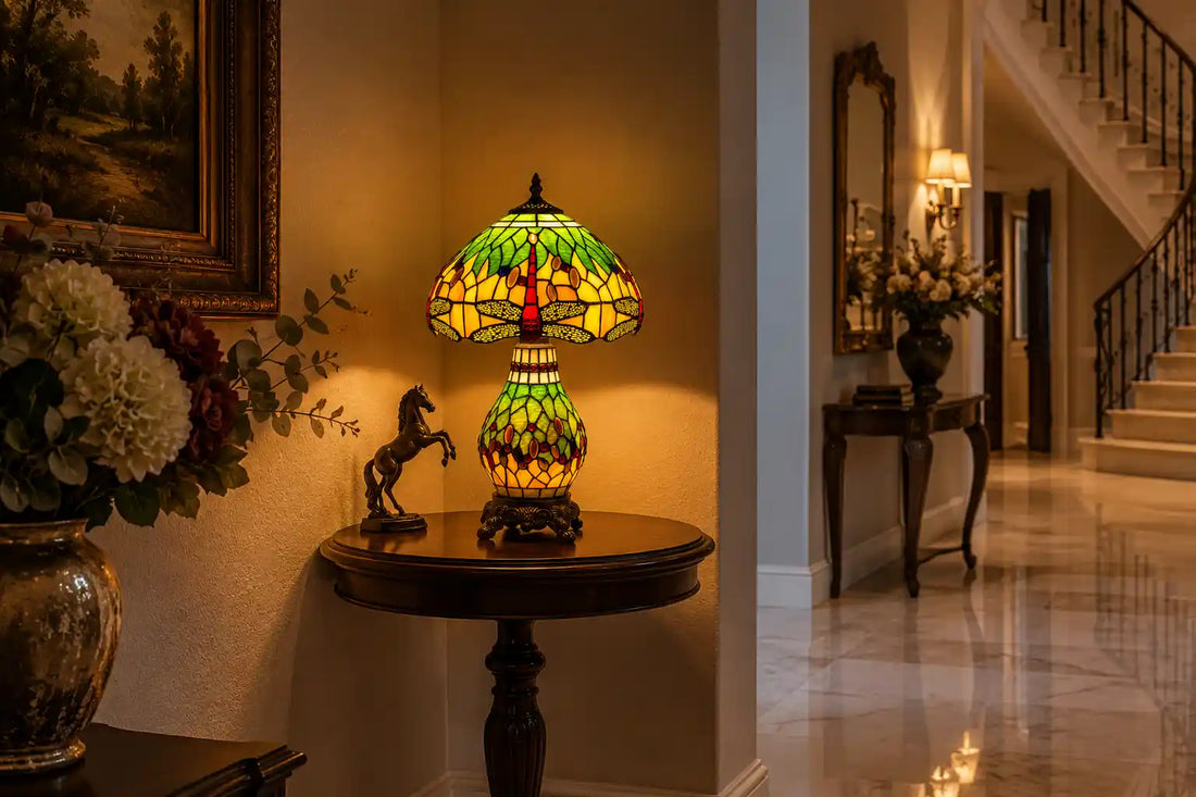 7600 - Tiffany tafellamp met verlichte voet en libellenmotief op een houten dressoir in een ruime klassieke hal met paard | RORUVERA