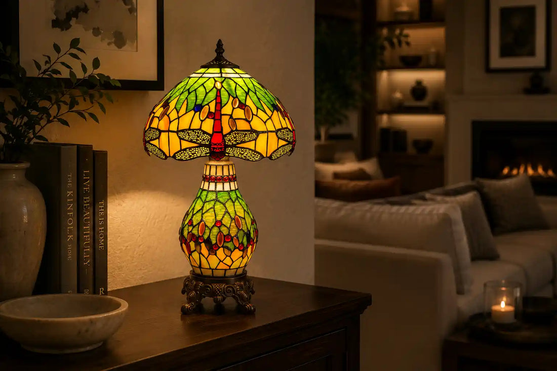 7600 - Tiffany tafellamp met verlichte voet en kleurrijk libellenmotief in een sfeervolle woonkamer | RORUVERA