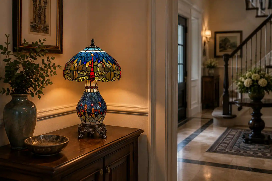 7601 - Blauwe Tiffany tafellamp met verlichte voet en libellenmotief op een dressoir in een ruime klassieke hal | RORUVERA