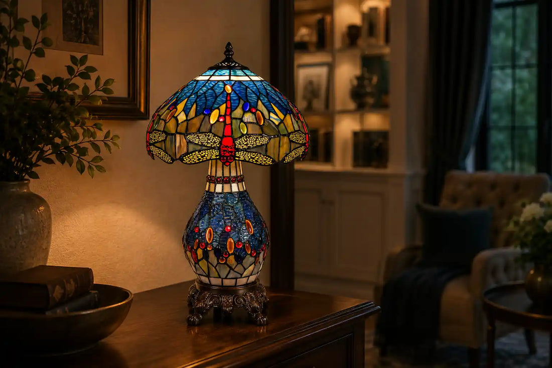 7601 - Blauwe Tiffany tafellamp met verlichte voet en libellenmotief op een houten dressoir in een klassiek interieur | RORUVERA