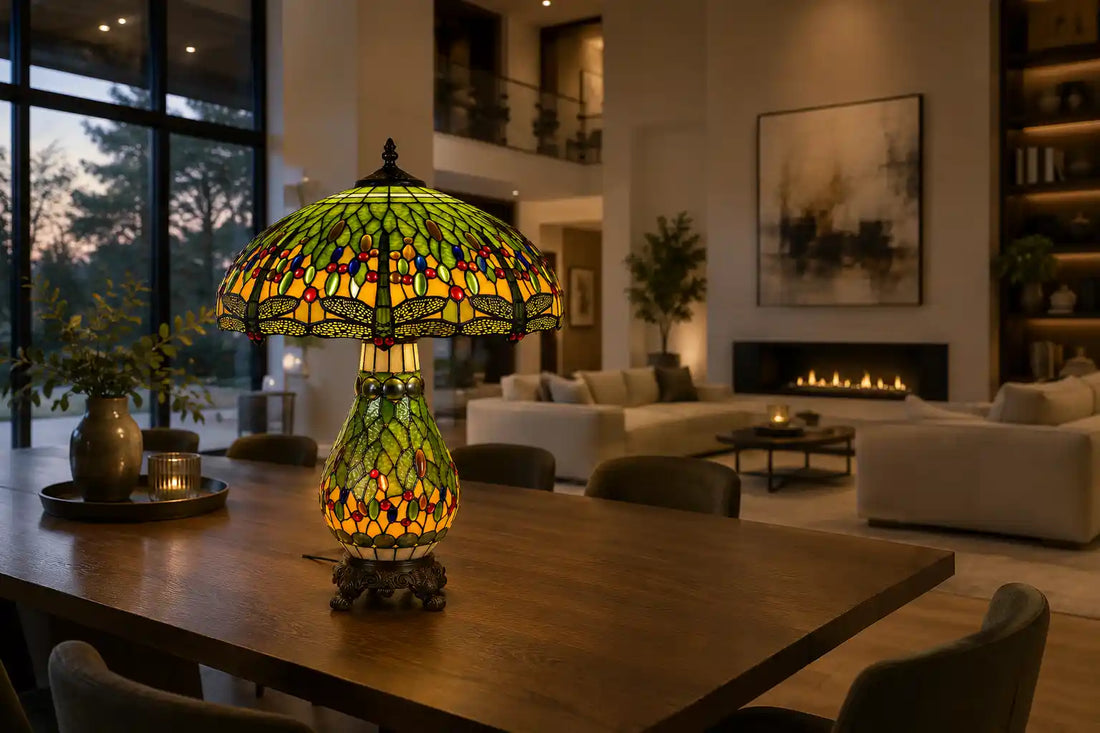 Groene Tiffany tafellamp met verlichte voet en libellenmotief op een grote houten op tafel in een moderne woonkamer | RORUVERA