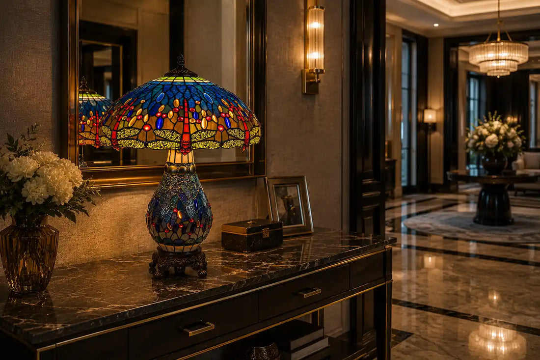 7603 - Blauwe Tiffany tafellamp met verlichte voet en libellenmotief in de entree van een luxe, sfeervolle omgeving  | RORUVERA
