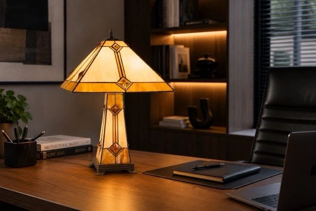 Tiffany tafellamp met crème- en amberkleurig glas-in-lood op een houten bureau in een moderne werkkamer | RORUVERA