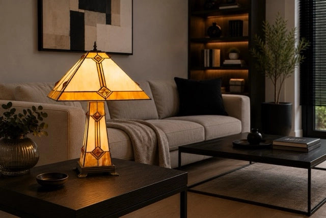 Crème- en amberkleurige Tiffany tafellamp op een donkere bijzettafel in een moderne woonkamer | RORUVERA
