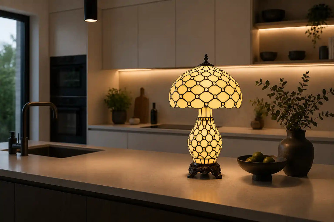 Crème Tiffany tafellamp met verlichte voet en honingraatpatroon op een kookeiland in een moderne keuken | RORVERA