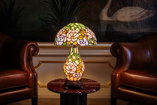 7606 - 7606 - Tiffany tafellamp met verlichte voet Rozen & Bladeren – Crème, Roze & Blauw tussen twee stoelen | RORUVERA