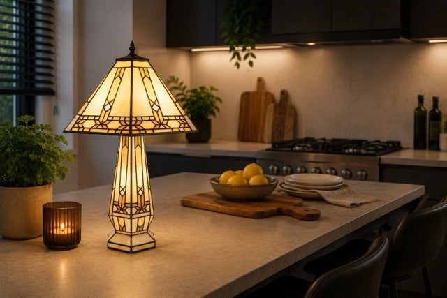 Tiffany tafellamp met verlichte glas-in-loodvoet op een keukeneiland in een moderne keuken | RORUVERA