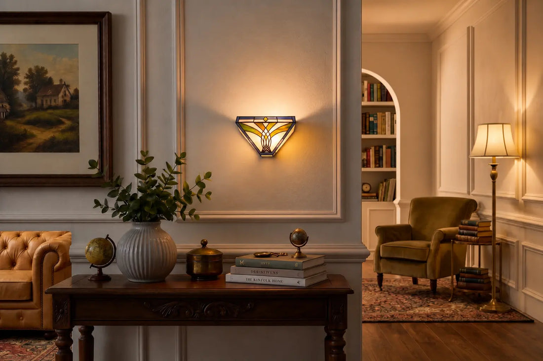 Tiffany wandlamp met geometrisch glas-in-lood design die een warme gloed verspreidt boven een klassieke houten sidetable in een sfeervolle woonkamer | RORUVERA