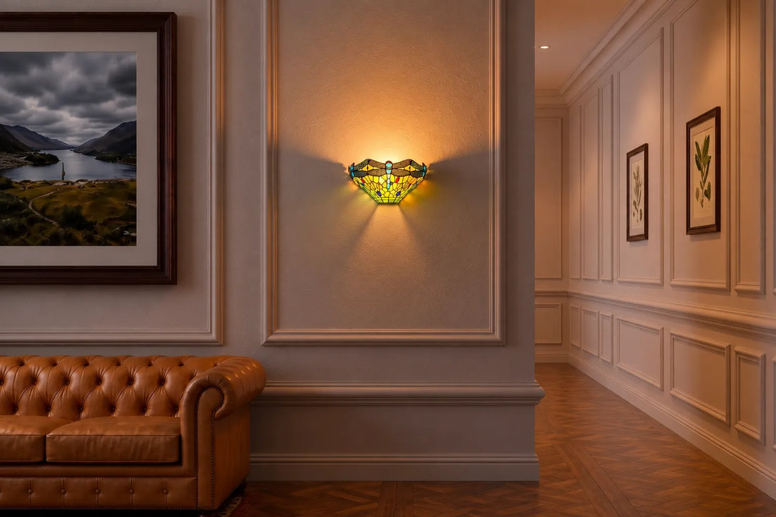 Tiffany wandlamp met kleurrijk libellendesign op een klassieke paneelmuur in een stijlvolle woonkamer met Chesterfield-bank en lange hal | RORUVERA