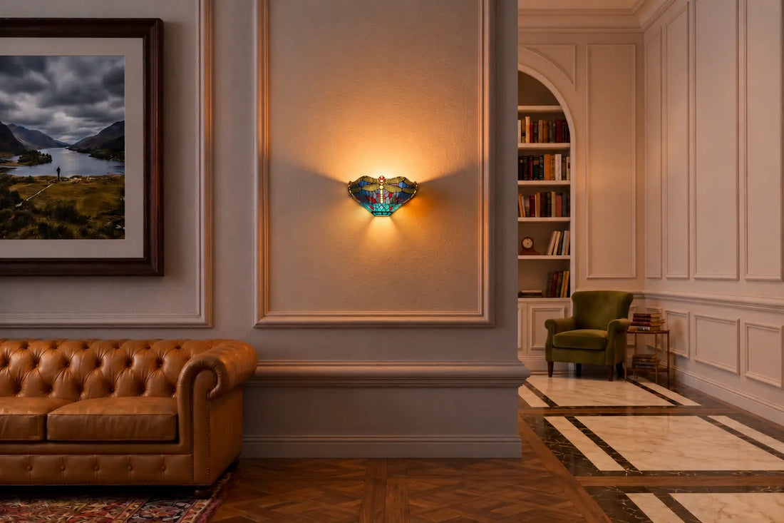 Tiffany wandlamp met libellemotief aan een klassieke paneelwand naast een leren Chesterfield-bank en stijlvolle leeshoek | RORUVERA