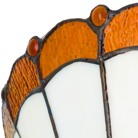 Detail Tiffany wandlamp klassiek rustig van glas in lood in wit-, amber- en bruintinten
