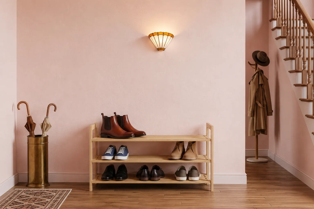 Tiffany wandlamp met waaiervormige kap boven een houten schoenenrek in een warme hal | RORUVERA
