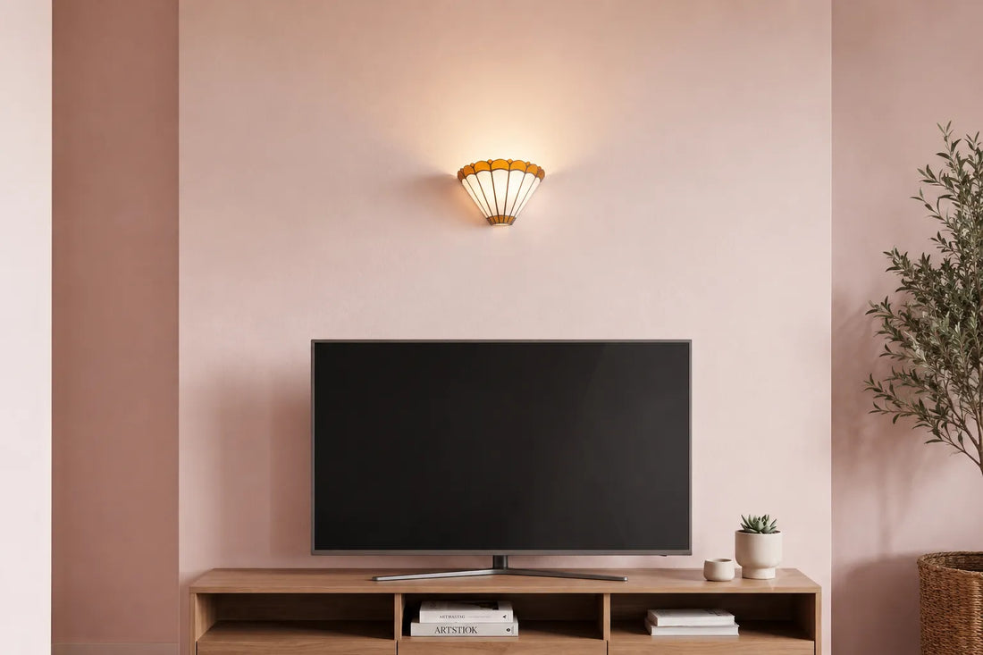 Tiffany wandlamp met waaiervormige kap boven een tv-meubel in een modern interieur | RORUVERA